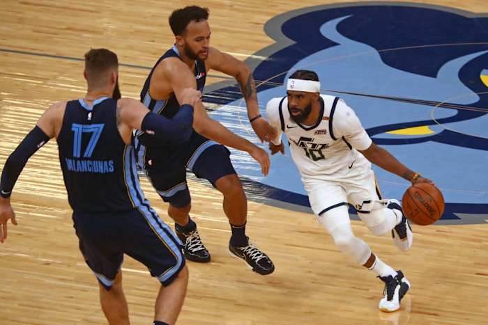Mike Conley (10) drives past Kyle Anderson (1) and Jonas Valanciunas (17)